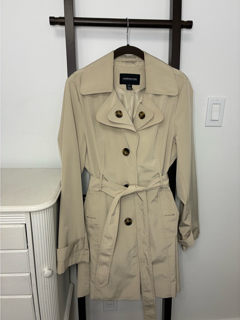 London Fog Women's Beige Trench Coat single breasted. Size medium. Classic cut